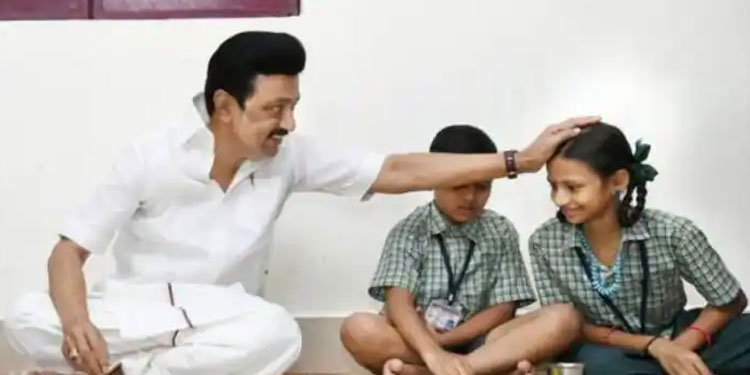 സൗജന്യ പ്രഭാതഭക്ഷണപദ്ധതി ഉദ്ഘാടനം; കുട്ടികൾക്കൊപ്പമിരുന്ന് ഭക്ഷണം കഴിച്ച്, വാരിക്കൊടുത്ത് സ്റ്റാലിൻ