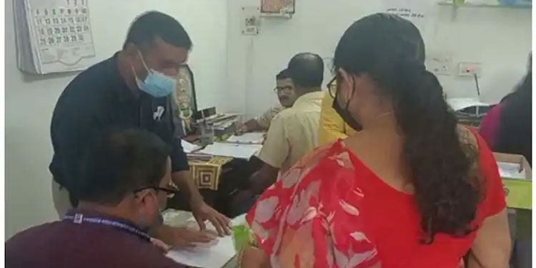 ആര്‍ടിഒ രേഖകള്‍ പെട്ടിക്കടയില്‍, ഒന്നരലക്ഷത്തില്‍ അധികം പണവും, വിജിലന്‍സ് പരിശോധന