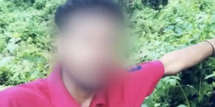 യുവാവ് തേയിലത്തോട്ടത്തിൽ മരിച്ച നിലയിൽ;മതപരിവർത്തനത്തിന് നിർബന്ധിച്ചു, പിന്നിൽ കാമുകിയുടെ കുടുംബമെന്നും ആരോപണം