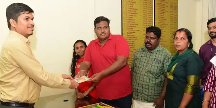ഇനി കാത്തിരിപ്പിന്റെ നാളുകൾ; 25 കോടിയുടെ ടിക്കറ്റ് കൈമാറി അനൂപ്