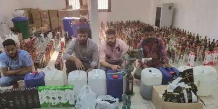 മദ്യം നിര്‍മിച്ച് വിദേശ കമ്പനികളുടെ ലേബല്‍ പതിച്ച് വില്‍പന; നാല് പ്രവാസികള്‍ അറസ്റ്റില്‍