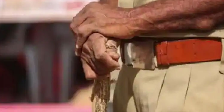 വണ്ടിയിലിരുന്നത് ഡിസിപിയെന്ന് അറിഞ്ഞില്ല, 500 രൂപ കൈക്കൂലി ചോദിച്ചു, കോൺസ്റ്റബിളിന് കിട്ടിയത് എട്ടിന്റെ പണി