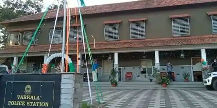 പതിനൊന്നുകാരനായ മകന്റെയും വൃദ്ധയായ അമ്മയുടെയും മുന്നിലിട്ട് ഭാര്യയെ വെട്ടി; വർക്കലയിൽ മദ്യലഹരിയിൽ അതിക്രമം
