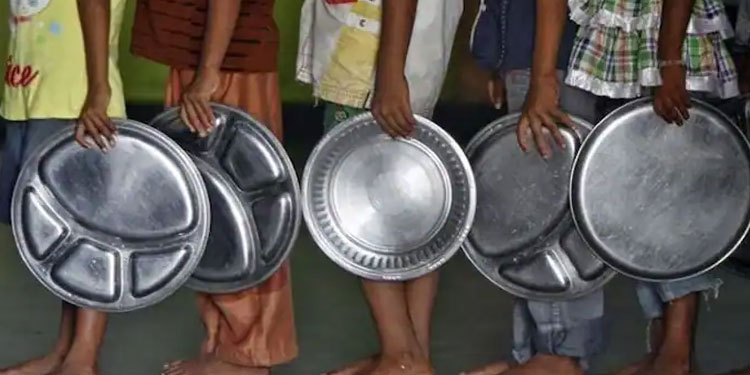 ദളിത് പെൺകുട്ടികൾ വിളമ്പിയ ആഹാരം കഴിക്കുന്നതിൽ നിന്ന് വിദ്യാർകളെ വിലക്കി, പാചകക്കാരനെതിരെ നടപടി