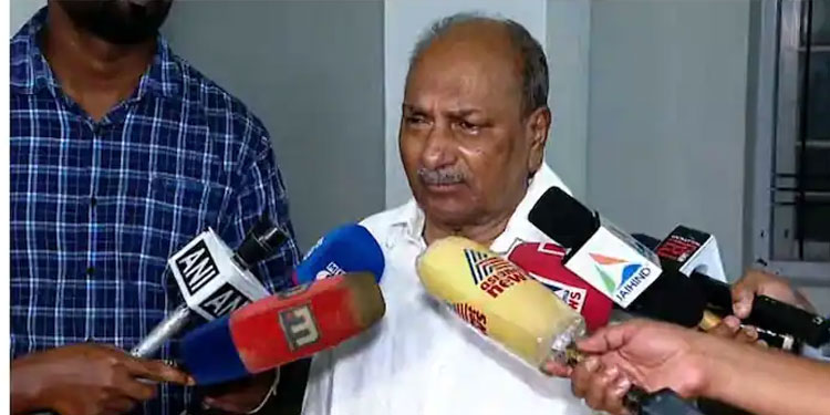 ‘അധ്യക്ഷനായി കാത്തിരിക്കൂ, കാലഘട്ടത്തിനാവശ്യമായ ആളെ കിട്ടും’, തരൂര്‍ പിന്തുണ തേടിയിട്ടില്ലെന്ന് ആന്‍റണി