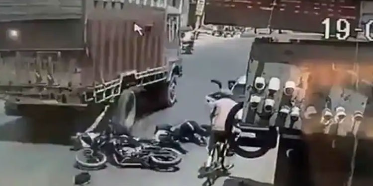 കാറിലിരുന്ന് അശ്രദ്ധമായി ഡോര്‍ തുറന്നു, ഉണ്ടായത് വൻ അപകടം; മുന്നറിയിപ്പുമായി പൊലീസ്