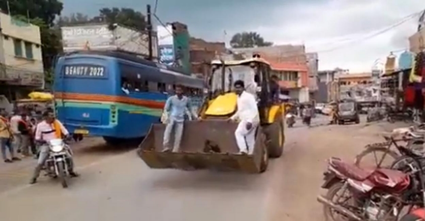 ആംബുലൻസില്ല; പരുക്കേറ്റയാളെ ബുൾഡോസറിൽ ആശുപത്രിയിലെത്തിച്ചു