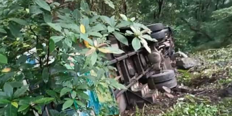 ഇടുക്കിയില്‍ കെഎസ്ആര്‍ടിസി ബസ് താഴ്‍ച്ചയിലേക്ക് മറിഞ്ഞു, ബസിലുണ്ടായിരുന്നത് അറുപതോളം പേര്‍