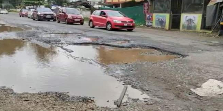 ലക്ഷങ്ങൾ ചെലവാക്കി നന്നാക്കി; രണ്ടാഴ്ചക്ക് ശേഷം പൊട്ടിപ്പൊളിഞ്ഞ് റോഡ്
