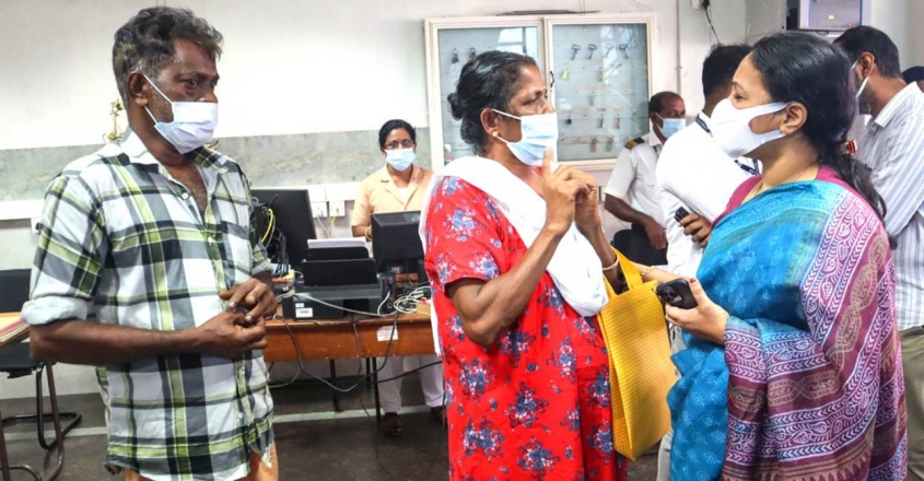 വേദനകള്‍ പറഞ്ഞ് കണ്ണ് നിറഞ്ഞ് വിദ്യ; ആശ്വസിപ്പിച്ച് ചികിത്സ സൗജന്യമാക്കി മന്ത്രി വീണ