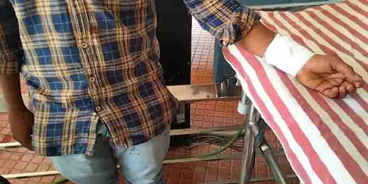 ബ്ലേഡ് ഉപയോഗിച്ച് സുഹൃത്തിന്‍റെ കൈഞരമ്പ് മുറിച്ചു , പിന്നാലെ പെണ്‍കുട്ടി ആത്മഹത്യക്ക് ശ്രമിച്ചു