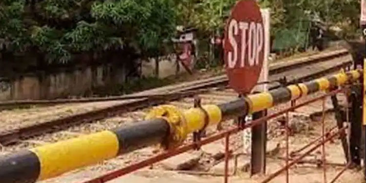 തൃശൂരിൽ ട്രെയിൻ തട്ടി രണ്ടുപേർ മരിച്ചു