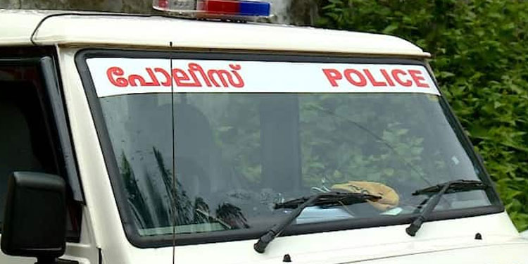 ദേശീയ അധ്യാപക പരിഷത്ത് ജില്ലാ പ്രസിഡന്‍റായിരുന്ന അധ്യാപകൻ പോക്സോ കേസിലെ പ്രതി; പൊലീസ് സ്റ്റേഷനിൽ കീഴടങ്ങി