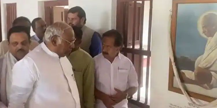 എഐസിസി തെരഞ്ഞെടുപ്പ്: വോട്ട് തേടി ഖാര്‍ഗ്ഗെ ഗുജറാത്തിൽ, ഒപ്പം ചെന്നിത്തലയും