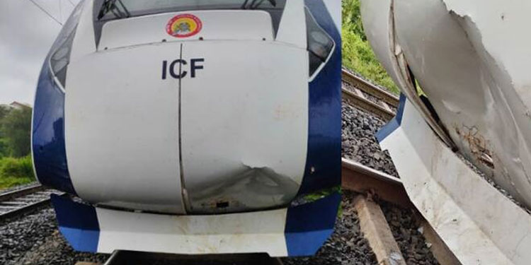 വന്ദേഭാരത് എക്സ്പ്രസ് വീണ്ടും അപകടത്തില്‍പ്പെട്ടു; ഇത്തവണ ഇടിച്ചത് പശുവിനെ, മുന്‍ഭാഗം തകര്‍ന്നു