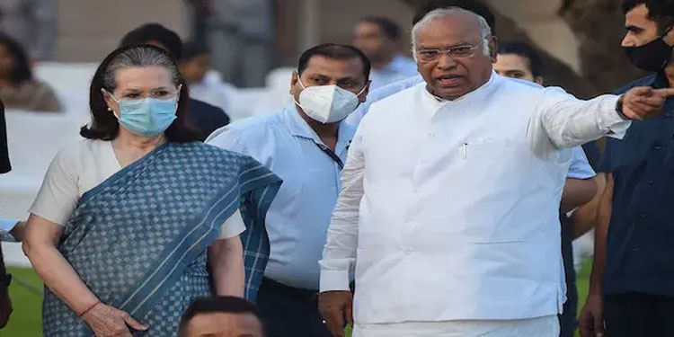 കോൺഗ്രസിനെ നയിക്കാൻ സോണിയ തന്നോട് ആവശ്യപ്പെട്ടു -മല്ലികാർജുൻ ഖാർ​ഗെ