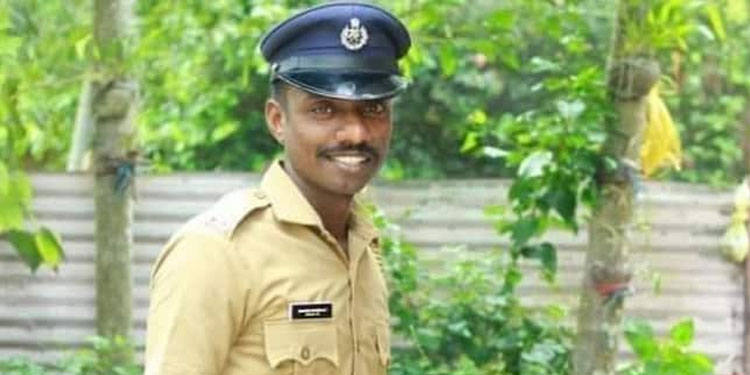 ഉടമയേക്കുറിച്ച് സൂചനകള്‍ മാത്രം, 1.3 ലക്ഷം രൂപയടങ്ങിയ ബാഗ് ഉടമസ്ഥനെ കണ്ടെത്തി നല്‍കി പൊലീസുകാരന്‍
