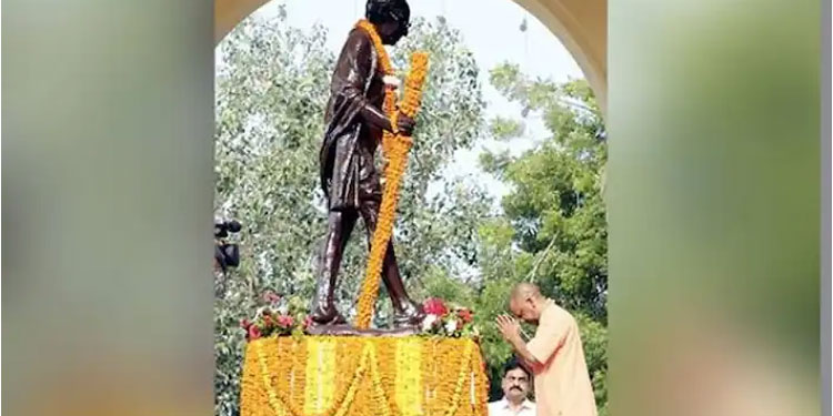 ഗാന്ധി ജയന്തി ദിനത്തിൽ ഗാന്ധി പ്രതിമയിൽ പുഷ്പാര്‍ച്ചന നടത്തി യോഗി ആദിത്യനാഥ്