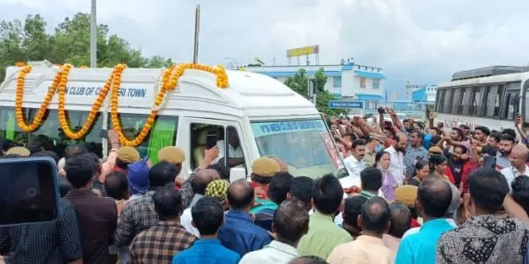 സഖാവിനെ നെഞ്ചോട് ചേർത്ത് ജന്മനാട്; വിലാപയാത്ര തലശ്ശേരിയിലേക്ക്; പാതയോരങ്ങളിൽ ആയിരങ്ങൾ