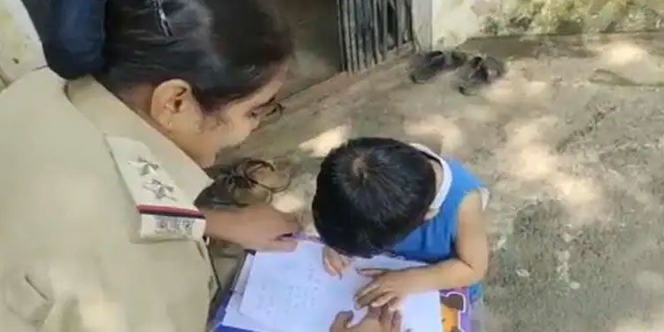 അമ്മയ്ക്കെതിരെ പരാതിയുമായി 3 വയസുകാരന്‍ പൊലീസിന് അടുത്ത്
