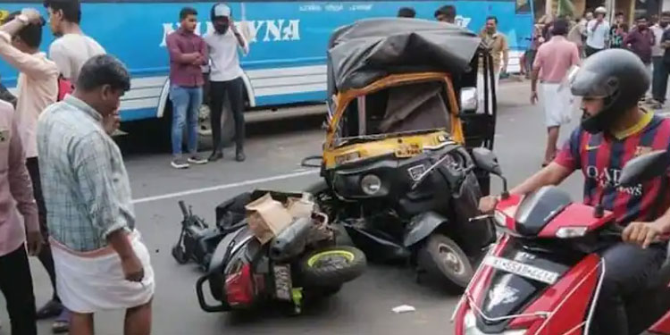 തിരൂരിൽ ഓട്ടോറിക്ഷ സ്വകാര്യ ബസ്സിടിലിടിച്ച് വീട്ടമ്മക്ക് ദാരുണാന്ത്യം: നാല് പേർക്ക് പരിക്ക്