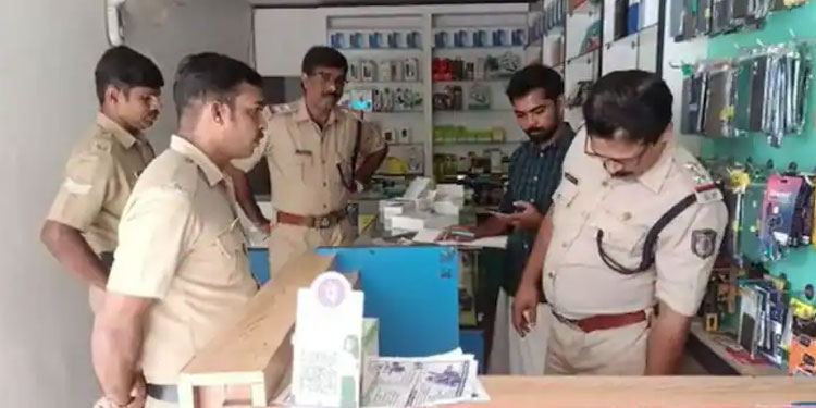 കോഴിക്കോട്ടെ മൊബൈൽ ഫോൺ കടയിൽ മോഷണം; 12 ഫോണുകളും പണവും നഷ്ടമായി