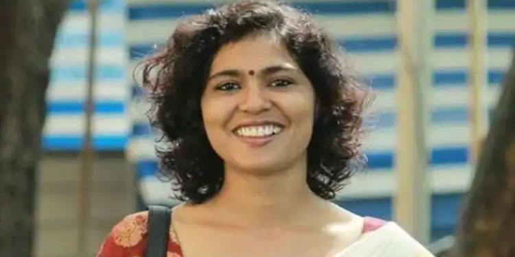 രഹ്ന ഫാത്തിമക്കെതിരായ മതവികാരം വ്രണപ്പെടുത്തിയെന്ന കേസ്; സ്റ്റേ ചെയ്യില്ലെന്ന് ഹൈക്കോടതി