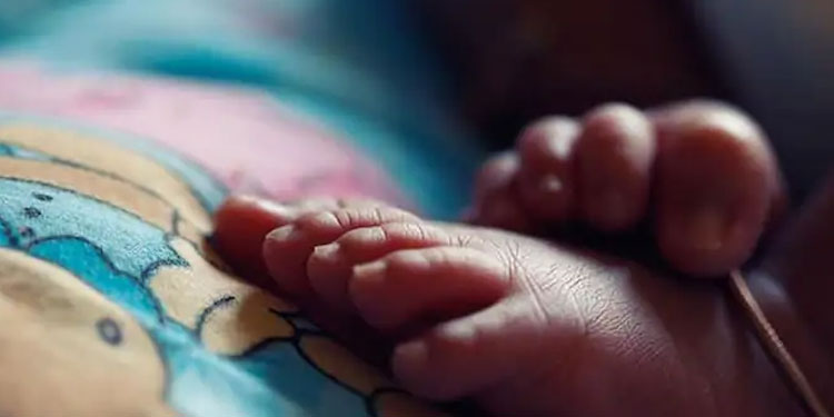 അനുവാദമില്ലാതെ ഫ്രിഡ്ജ് തുറന്നു; മൂന്നുവയസ്സുകാരിയെ പിതാവ് മര്‍ദ്ദിച്ച് കൊലപ്പെടുത്തി, പൊള്ളലേല്‍പ്പിച്ചു