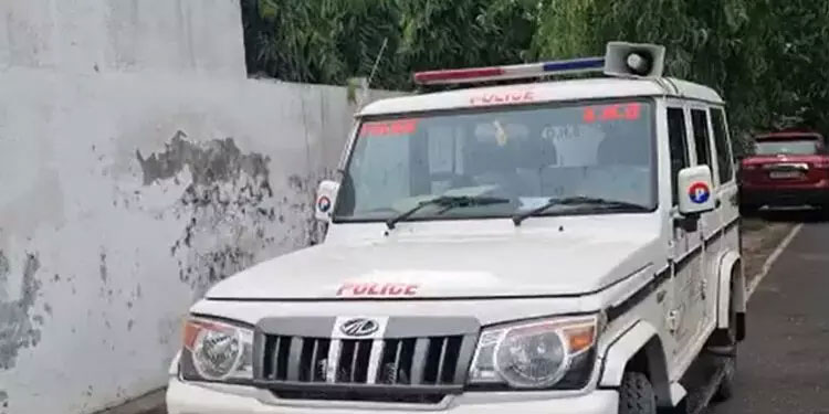 വാഹനപൂജ: പൂജാരിയുടെ കാൽ വണങ്ങി പൊലീസ്; മുഖ‍്യമന്ത്രിക്ക് പരാതി