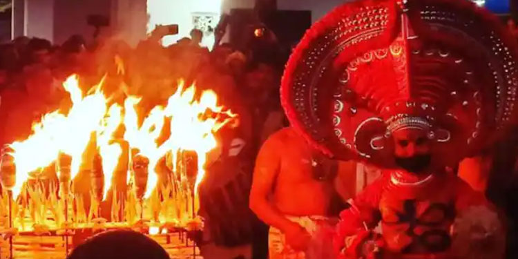 തുലാപ്പത്ത് പിറന്നു, ദൈവങ്ങള്‍ മണ്ണിലേക്ക്; വടക്കൻ കേരളത്തില്‍ ഇനി തെയ്യക്കാലം!
