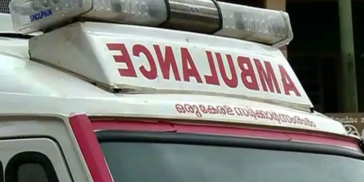 കലൂരിൽ രോഗിയുമായെത്തിയ ആംബുലൻസ്​ മറിഞ്ഞ് അപകടം, രോഗി മരിച്ചു