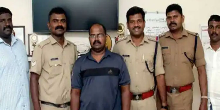 പൊതുസ്ഥലത്ത് നഗ്നതാ പ്രദര്‍ശനം, മുങ്ങിയ യുവാവിനെ പിടികൂടാന്‍ യുവതിയും പൊലീസിനൊപ്പം; അറസ്റ്റ്