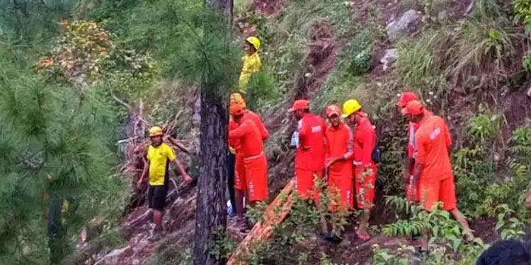 ഉത്തരാഖണ്ഡിൽ ബസ് കൊക്കയിലേക്ക് മറിഞ്ഞ് അപകടം; മരണം 32 ആയി, 21 പേരെ രക്ഷപ്പെടുത്തി