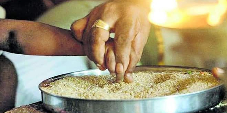ഇന്ന് വിദ്യാരംഭം : കുരുന്നുകൾ അറിവിന്‍റെ ആദ്യക്ഷരം കുറിക്കുന്നു,ക്ഷേത്രങ്ങളിലും സാസ്കാരിക ഇടങ്ങളിലും തിരക്ക്