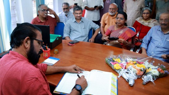 സംഗീത നാടക അക്കാദമി സെക്രട്ടറിയായി കരിവള്ളൂർ മുരളി ചുമതലയേറ്റു
