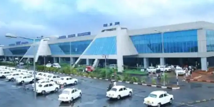 കരിപ്പൂരിൽ അരക്കോടിയുടെ സ്വർണം പിടികൂടി; കടത്താൻ ശ്രമിച്ചത് ഉടുത്ത വസ്ത്രത്തിൽ തേച്ചു പിടിപ്പിച്ച്