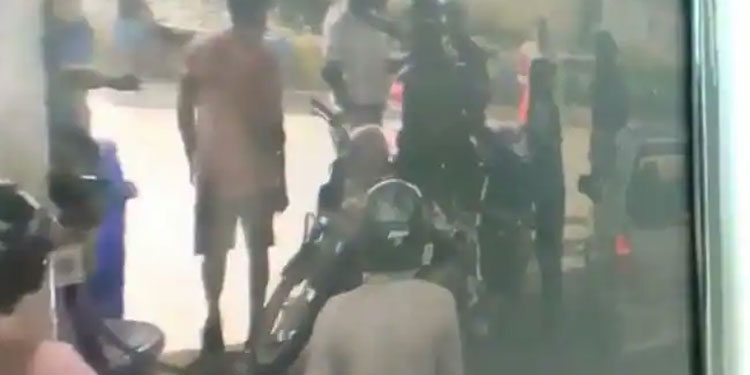 ആലപ്പുഴ പെട്രോൾ പമ്പിൽ അക്രമം, ക്രൂരമ‍ർദ്ദനം; സിസിടിവി പരിശോധിച്ചു, വ്യാജ പൊലീസിനെ കേരള പൊലീസ് പൊക്കി