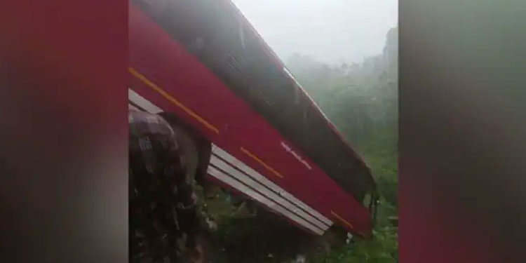 പത്തനംതിട്ടയില്‍ ബസ് താഴ്ചയിലേക്ക് മറിഞ്ഞ് 10 പേര്‍ക്ക് പരിക്ക്