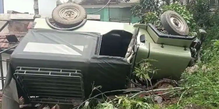 അമ്പലവയലിൽ നിയന്ത്രണം വിട്ട് ജീപ്പ് വീടിന് മുകളിലേക്ക് മറിഞ്ഞു