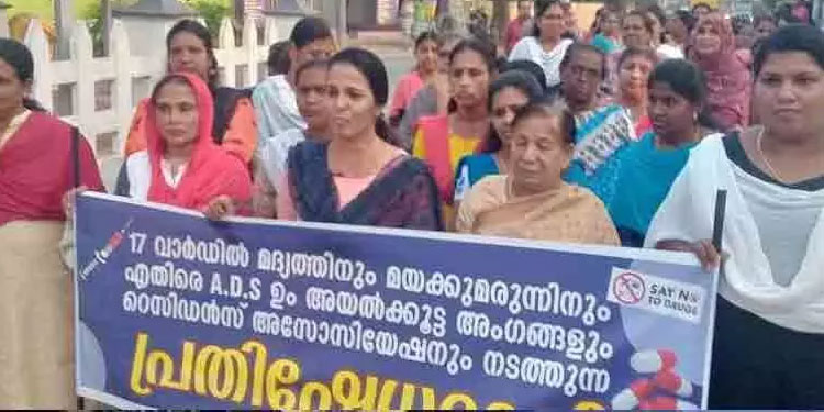 വീട്ടമ്മ അനധികൃത മദ്യവിൽപന നടത്തുന്നുവെന്ന്; അയൽവാസികൾ വീട് ഉപരോധിച്ചു