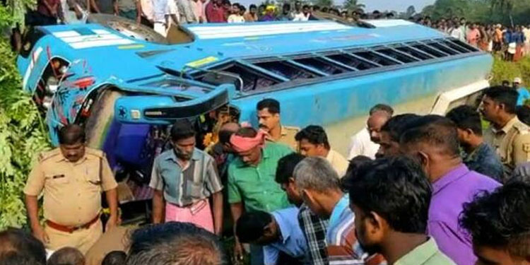 തൃശൂരിൽ നിയന്ത്രണം വിട്ട ബസ് താഴ്ചയിലേക്ക് മറിഞ്ഞു, വാഹന 30 യാത്രക്കാർ