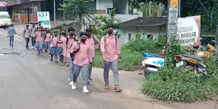 ബസ് സര്‍വ്വീസ് നിര്‍ത്തി; രാവിലെയും വൈകീട്ടും 30 കിലോമീറ്റര്‍ നടന്ന് സ്കൂളിലെത്തുന്ന വിദ്യാര്‍ത്ഥികള്‍