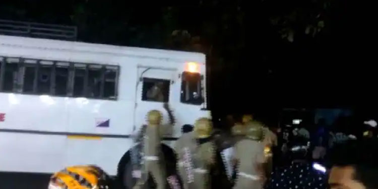 വിഴിഞ്ഞത്ത് സംഘര്‍ഷാവസ്ഥ: സ്റ്റേഷന് മുന്നില്‍ തടിച്ചുകൂടി സമരസമിതി, 2 പൊലീസ് ജീപ്പ് മറിച്ചിട്ടു