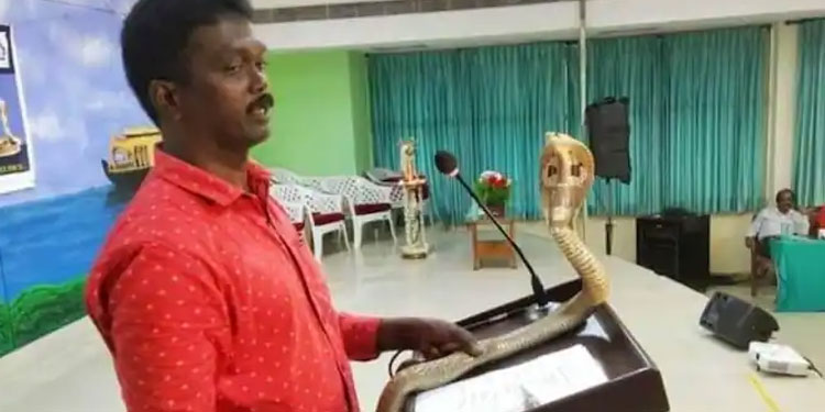 കോഴിക്കോട് മെഡിക്കൽ കോളേജിലെ പരിപാടി: വാവ സുരേഷിനെതിരെ വനം വകുപ്പ് കേസെടുത്തു