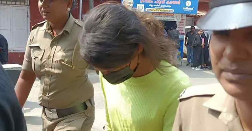 ഡിജെ പാർട്ടി, ഫാഷൻ ഷോ: ഡിംപിളിന്റെ മൊബൈൽ കണ്ടെത്താൻ അന്വേഷണം