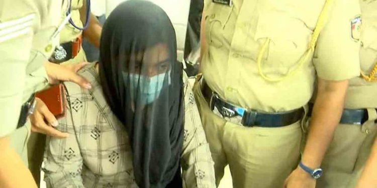 ഗ്രീഷ്മ 7 ദിവസം കസ്റ്റഡിയിൽ; ഷാരോൺ ഗ്രീഷ്മയെ അപായപ്പെടുത്താൻ വന്നതായിക്കൂടേയെന്ന് പ്രതിഭാഗം