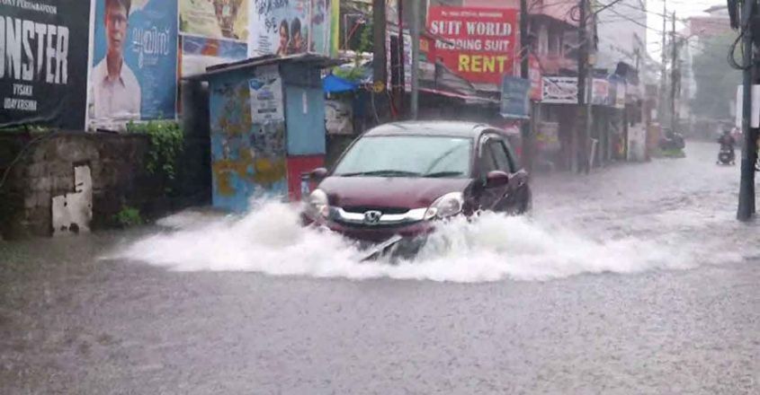 കൊച്ചിയിലെ വെള്ളക്കെട്ടിന് ഒരാഴ്ചയ്ക്കകം പരിഹാരം കാണണം: ഹൈക്കോടതി