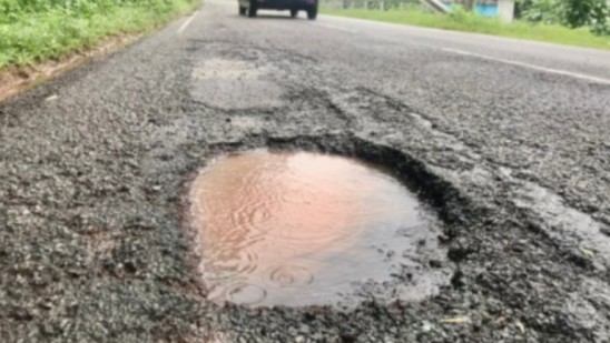 റോഡിലെ കുഴിയിൽ വീണ്‌ തുടയെല്ല്‌ പൊട്ടി; ബൈക്ക്‌ യാത്രികന്‌ കരാറുകാരൻ ഏഴരലക്ഷം നൽകണം