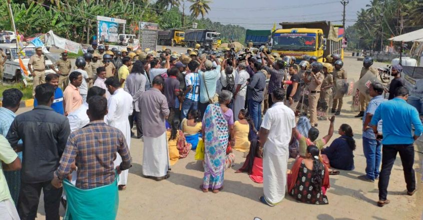 വിഴിഞ്ഞം സംഘർഷത്തിൽ കേസെടുത്ത് പൊലീസ്; വൈദികരെ ഉൾപ്പെടെ പ്രതിചേർത്തു