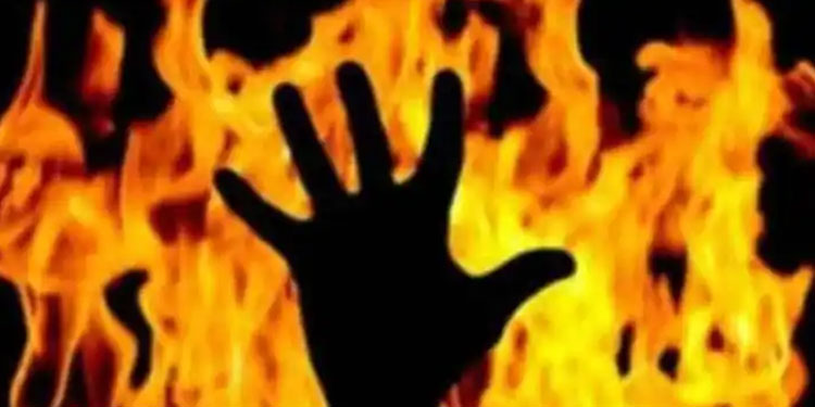 വീട്ടമ്മയെ കൊന്നതെന്ന് നിഗമനം; കൊലയ്ക്കു ശേഷം ഗ്യാസ് തുറന്നുവിട്ട് തീകൊളുത്തി